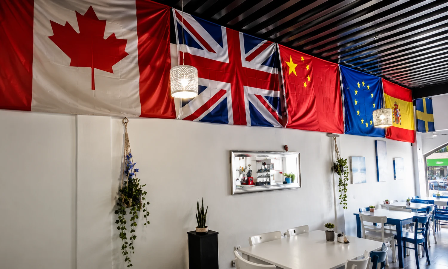 Salón con banderas del mundo